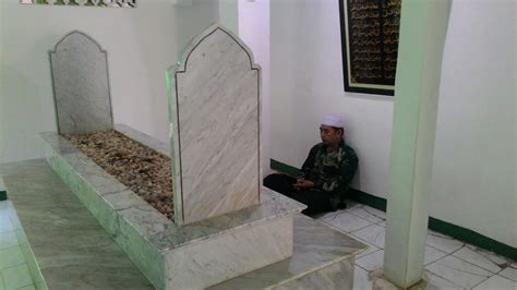 Makam Mbah Bina Al-Malik