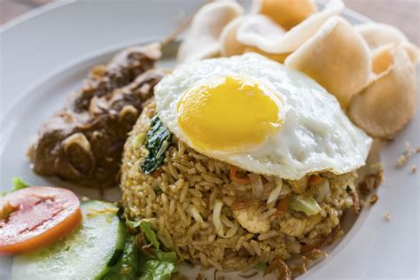 Makanan Indonesia: Memasak Nasi Goreng Ala Restoran Terkenal Di Rumah