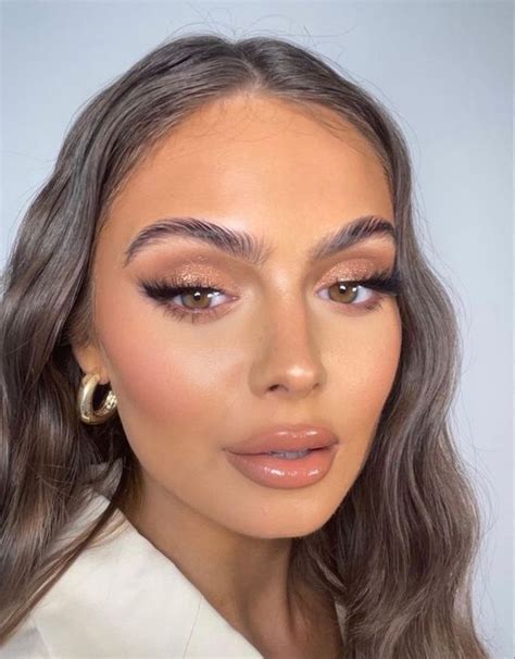 Makeup Looks For Round Faces