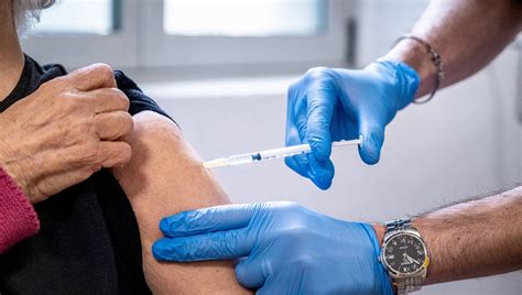 Covid Pfizer testa cosomministrazione terza dose vaccino e anti