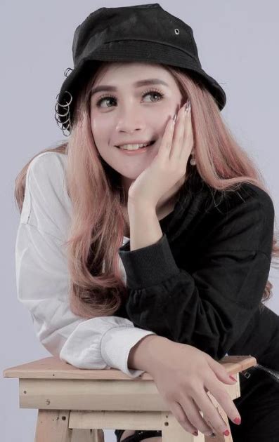 Mala Agatha Biodata