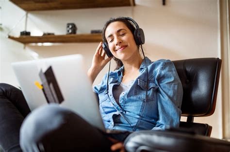 Manfaat Mendengarkan Musik Saat Bekerja Dapat Menambah Kosentrasi Dan Motivasi