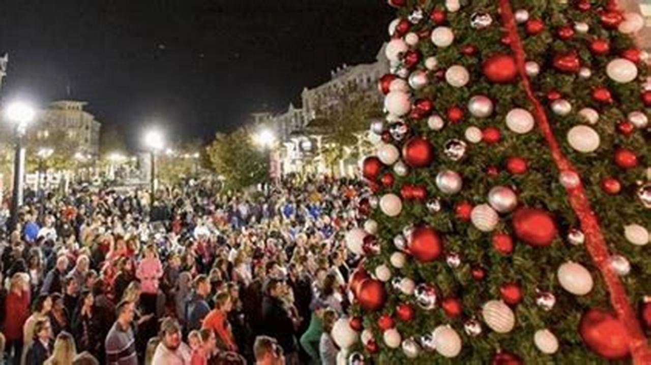 Market Common Tree Lighting 2025