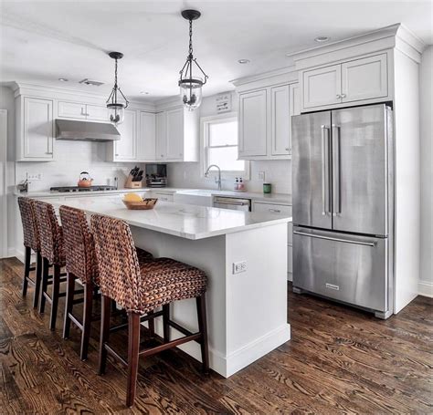 This ushaped traditional kitchen features peninsula seating, open