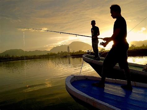 Memancing Ikan di Pantai Kartini