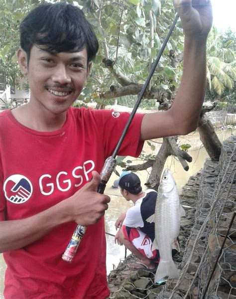 Memancing Ikan di Pantai Anyer