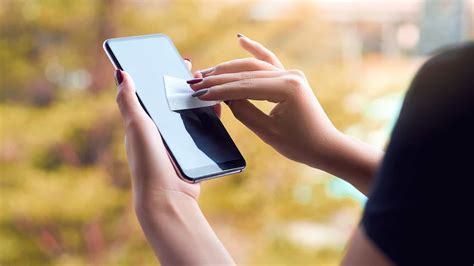 Membersihkan Layar HP