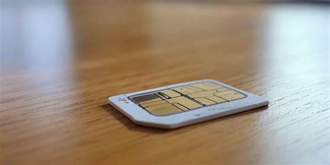 Orang memilih kartu SIM dengan membandingkan provider