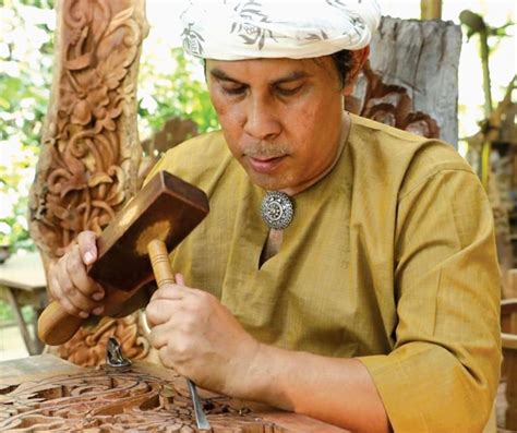 Memperkaya Budaya dengan Seni Ukir Kayu Waropen: Warisan Budaya Papua