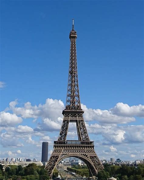 Menara Eiffel berada di negara