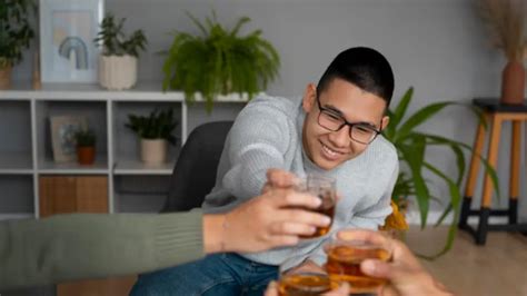 Menawarkan Minuman