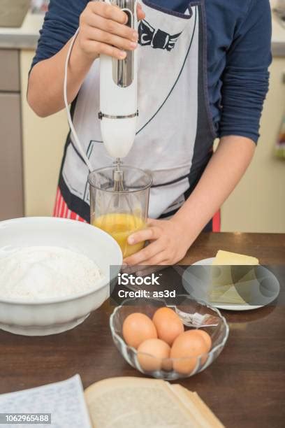 Mencampur Butter dan Gula Halus