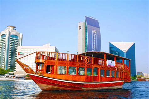 Mencoba pengalaman Dhow Cruise di Dubai Creek – Berlayar di perahu tradisional sambil menikmati pemandangan ikonik Dubai