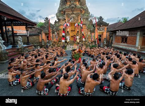 Mengagumi Kecak Dance: Pertunjukan Ikonik dari Bali