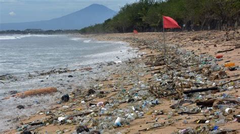 Mengawali 2021, Sekitar 30 Ton Sampah Menumpuk di Kawasan Pantai Kuta