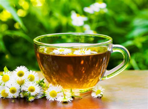Menggunakan ramuan herbal seperti teh chamomile atau teh adas