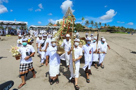 Menghadiri Upacara Ritual