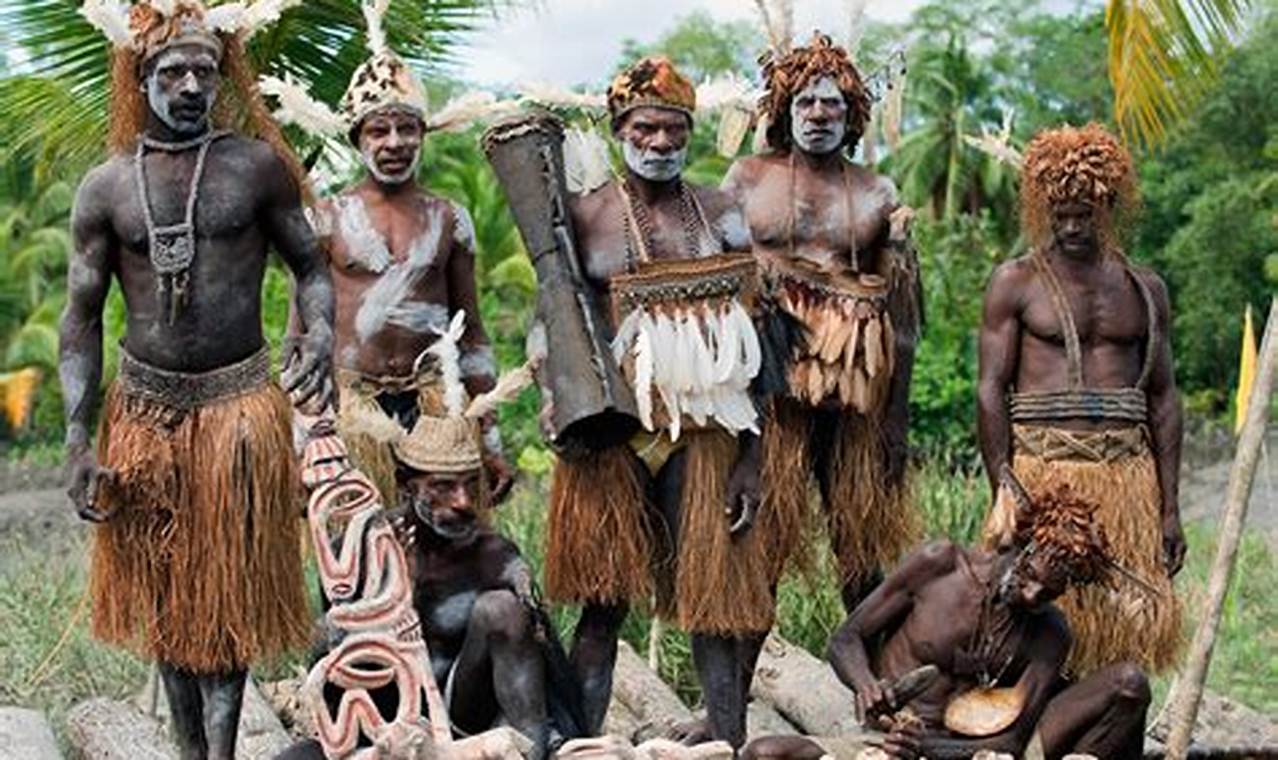 Mengintip Kehidupan Suku Asmat: Wisata Etnik yang Memesona di Papua!