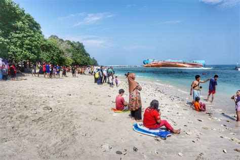 Menikmati Keindahan Pantai Pasir Putih di Jawa Tengah