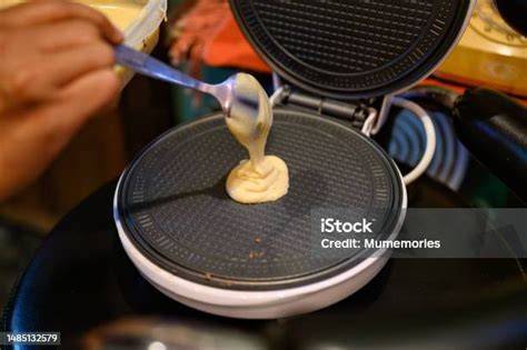 https://tse1.mm.bing.net/th?q=Menuangkan+adonan+waffle