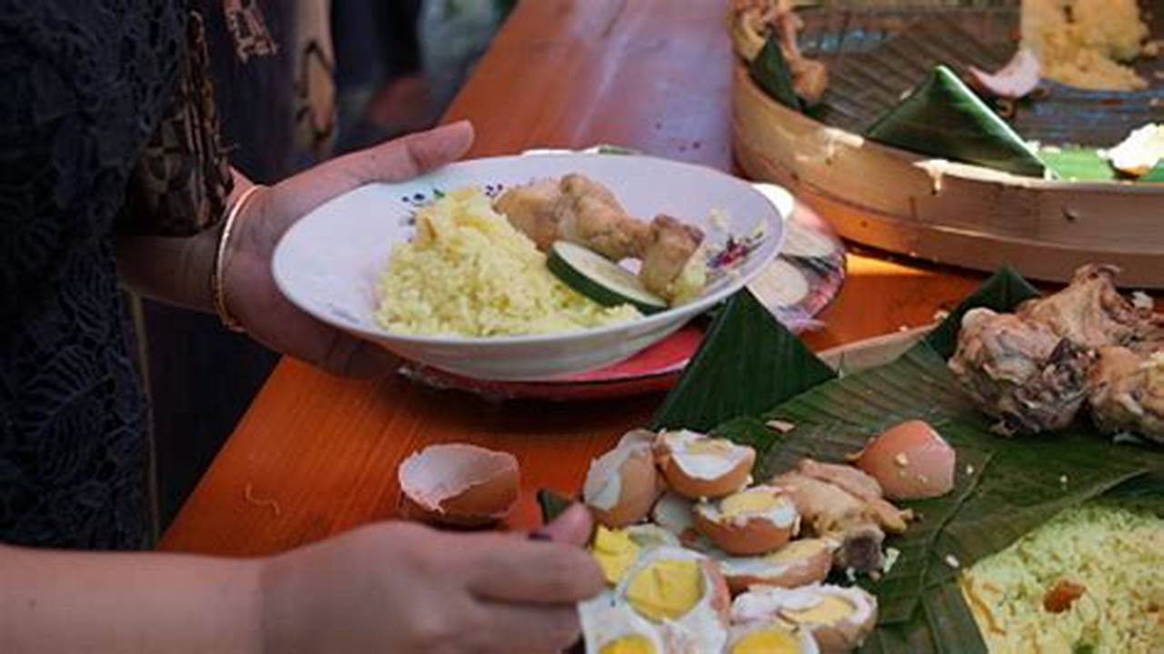 Menyajikan Mie Dan Ayam Goreng, Kuliner