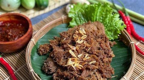 Menyajikan Gepuk Daging