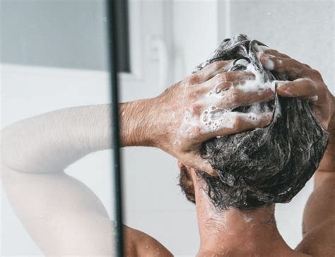 Trik merawat rambut keriting pria