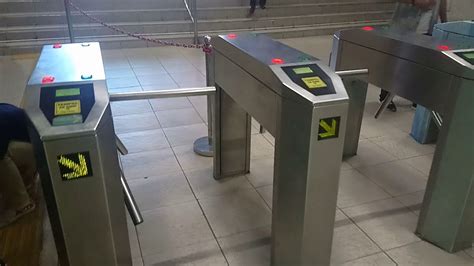 Gerbang Stasiun KRL dengan mesin tapping