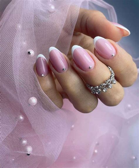 Micro French Nails Rosa: The Perfect Nail Trend Of 2023