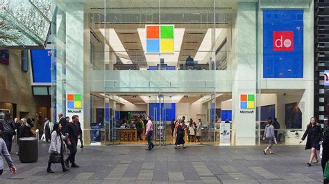 Microsoft closing Chinese stores