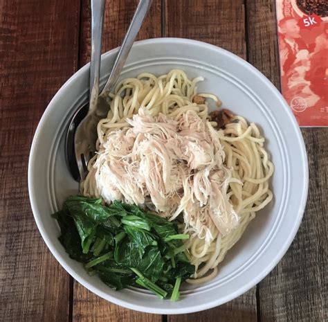 Mie rebus ayam suwir untuk sarapan