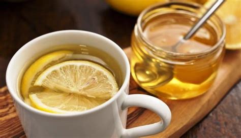 Minum air hangat dengan madu atau lemon