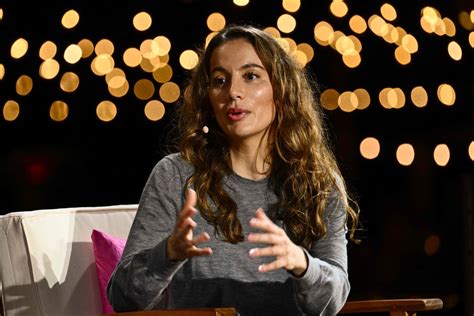 Deskripsi visual dari Mira Murati yang relevan dengan isi artikel