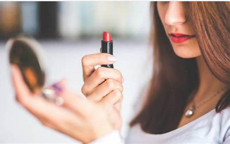 Mitos Atau Fakta Lipstik Bisa Menghilangkan Jerawat?