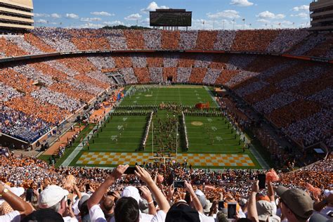 Mobile app showing Tennessee football game
