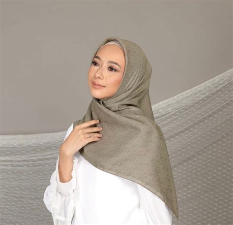 Model Hijab Segi 4 dengan Layer