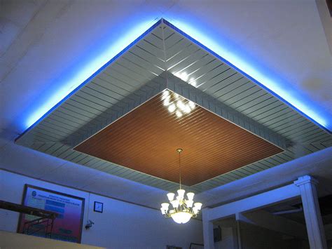Rehauts de ton or et lin sur motifs de plafond Décoration plafond