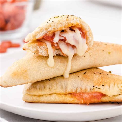 Mouthwatering Pizza Pockets: Easy Homemade Delight