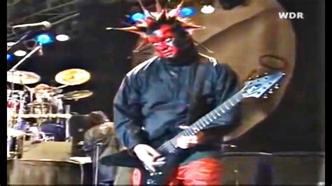 Mudvayne's Under My Skin - A Pulsating Metal Anthem That Leaves You Yearning For More!