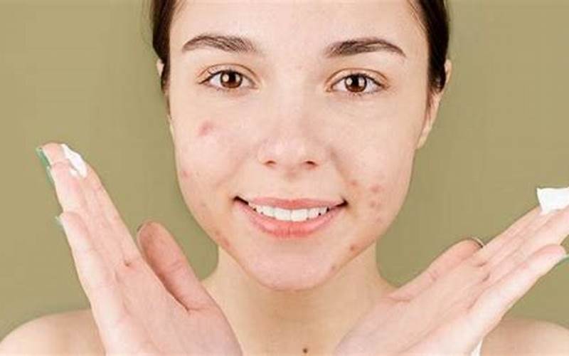 Muncul Jerawat Saat Pakai Skincare? Ini Solusinya