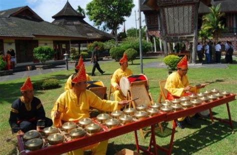 Musik Tradisional Talempong Mengiringi Pertunjukan Teater Tradisional