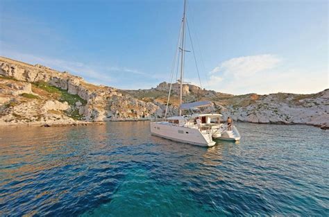 Catamarán navegando en Mykonos