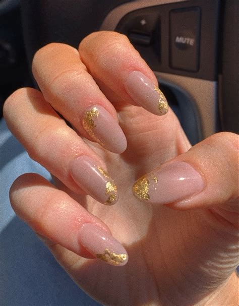 gold flake nails Gold gel nails, Gold nail designs, Gold acrylic nails
