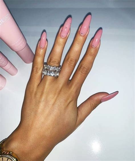 Stories • Instagram Kylie Jenner in 2021 Green acrylic nails, Kylie