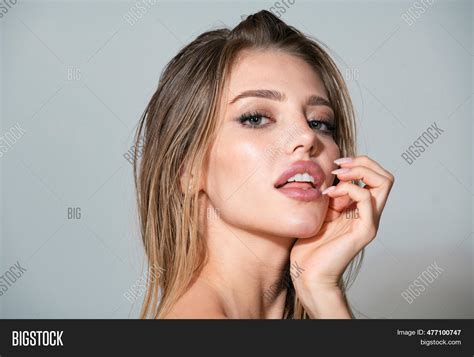 Discover the Beauty of Nude Women: Photo Collection