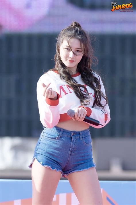 Nancy Momoland Bugil
