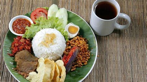 Nasi Uduk Jakarta: Menu Sarapan Pagi Yang Bikin Hari Semakin Cerah