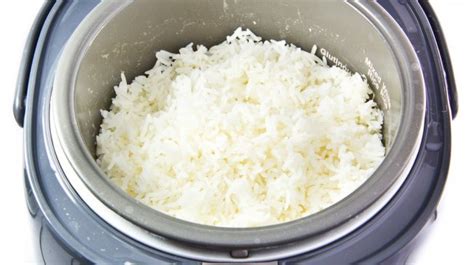 Mengapa Nasi di Rice Cooker Cepat Basi di Indonesia?