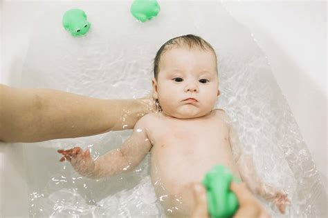 Newborn Baby Bathing: Safe & Simple Steps