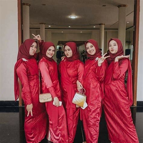 Ngejreng Banget, 14 Desain Kebaya Modern Warna Merah Ceria - Fashion